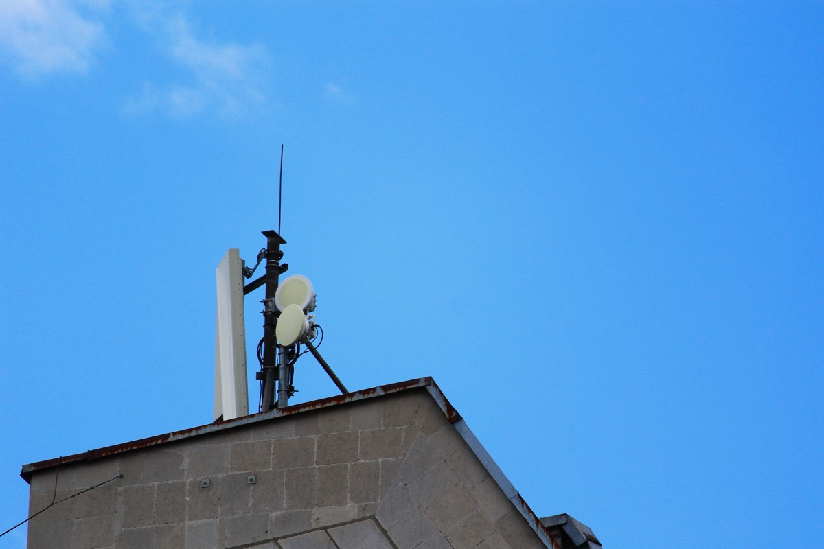 Cellular tower against a clear sky symbolizing standard-essential 5G patents